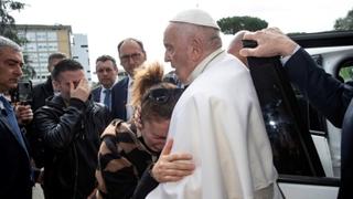 Papa nakon izlaska iz bolnice tješio roditelje kojima je sinoć umrla kćerka