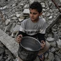 Nestašica pitke vode u Gazi: Palestinci preživljavaju pijući kišnicu iz lokvi na ulicama