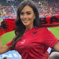 Ova zanosna crnka s tribina bodri Albaniju: Komentirala je i "Vatrene" uoči utakmice