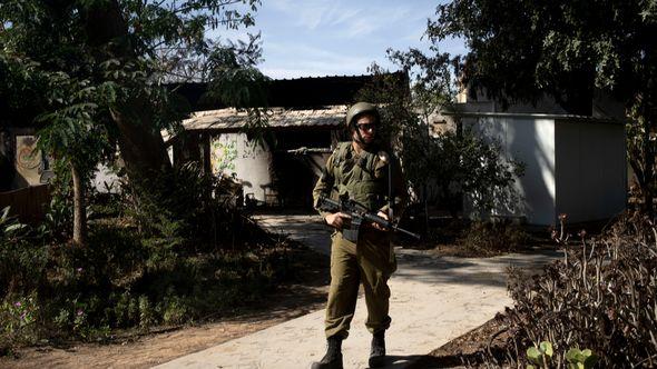 Izraelski vojnici ispred jednog od kibuca - Avaz