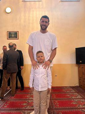 Nurkić s fanom u Bijeloj džamiji u Srebrenici - Avaz