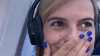 Djevojka se udvarala putniku u avionu, zbog njegove reakcije klip postao viralan