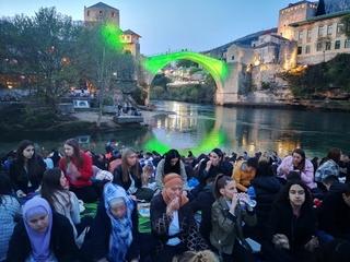 Radost zajedničkog iftara na platou Starog mosta u Mostaru
