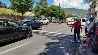 Haos na mostarskom Bulevaru: Vozač Alfe udario u banderu, oborio je na cestu, Hitna pomoć odvezla trudnicu