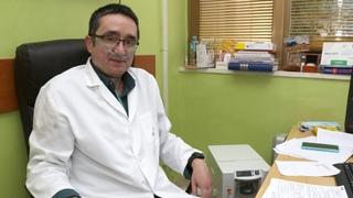 Trebinjski ljekar ne odustaje: Dr. Aleksandar Babić, iako je i sam spojen na kisik, liječi pacijente