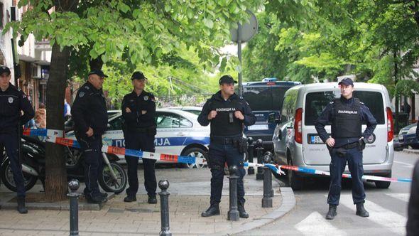 Policija ispred škole - Avaz