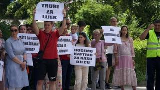 Održani protesti ispred zgrade Ministarstva zdravstva FBiH: "Hoćemo Kaftrio za našu djecu"