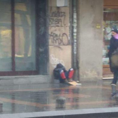 U centru Sarajeva: Modar i promrzao dječak traži pomoć