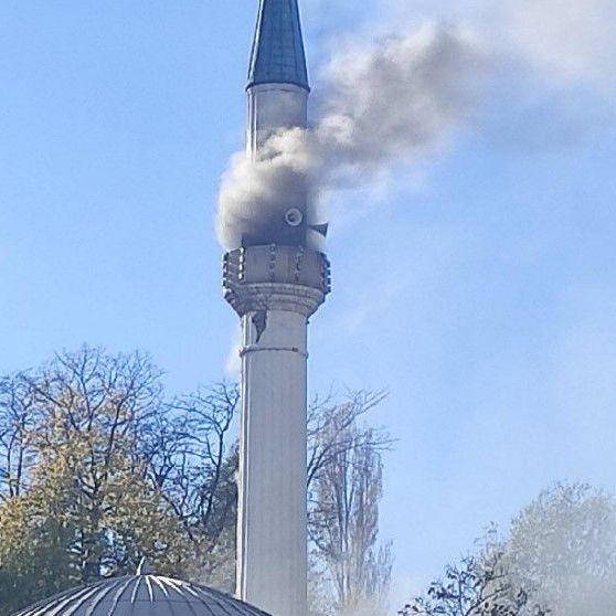 Požar u džamiji Husejnija u Gradačcu: Gorjela munara, vatrogasci na terenu