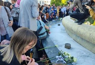 Građani Podgorice odaju počast žrtvama tragedije u Beogradu