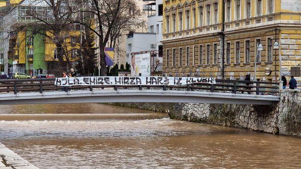 Jedna od poruka navijača Sarajeva - Avaz