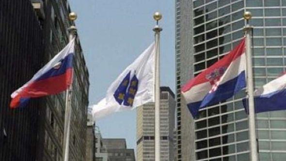 Bh. zastava s ljiljanima ispred zgrade UN-a 1992. godine    - Avaz