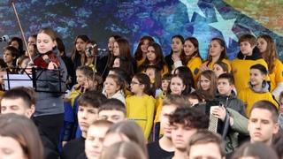Učenici osnovnih i srednjih škola u Tuzli obilježili Dan nezavisnosti BiH
