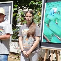 Povodom rezolucije o genocidu u Srebrenici: Mladi Mostarci u tišini postavili izložbu fotografija „Kad majčina suza kane“