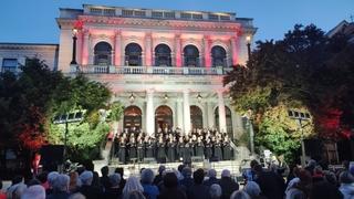 Dani KS: Ispred Narodnog pozorišta održan koncert "Pjevamo naše pjesme"