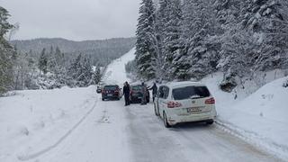 Haos na putu za Jahorinu: Cesta zaleđena i prekrivena snijegom, desetine vozila blokirano