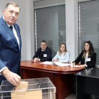 Dodik glasao na izborima: Traži da građani RS automatski dobiju državljanstvo Srbije