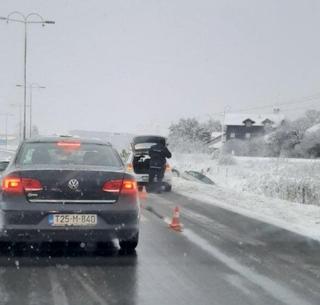 Haos zbog snijega: Automobilom sletio s ceste, policija na terenu