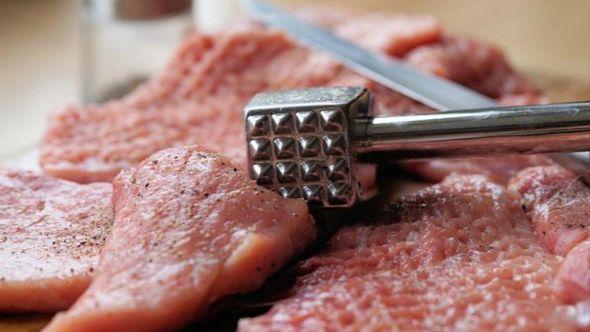 Radnik je navodno ukrao meso u vrijednosti od 900 eura - Avaz