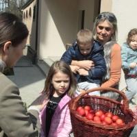 Mališani u Tuzli uživali u suncu i ukrašavanju vaskršnjih jaja