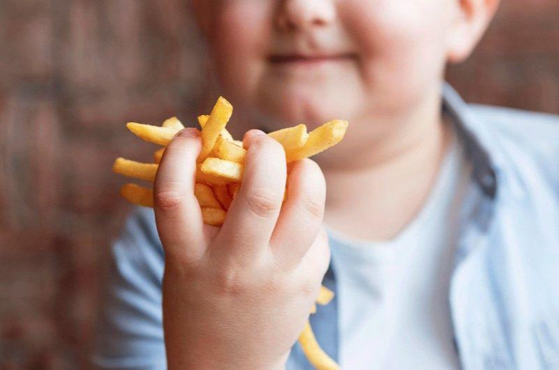 Sve više djece ima višak kilograma: Predložene strože mjere protiv nezdrave hrane