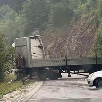 Saobraćajna nesreća na Jahorini: Kamion udario u zaštitnu ogradu