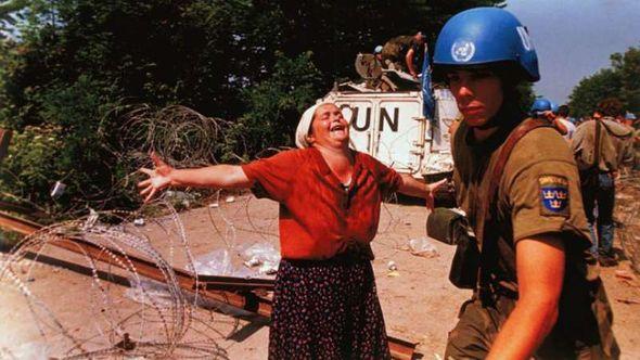 Fotografija očajne Nedžibe Salihović tokom genocida u Srebrenici - Avaz