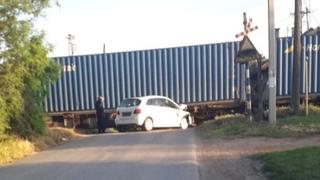 Haos u Subotici: Mercedes se zakucao u voz, od siline udarca vagoni iskočili iz šina
