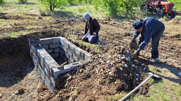 Radnici pripremaju grob - Avaz