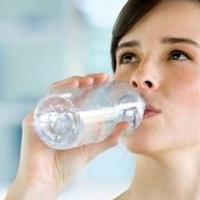 Ljekar upozorava da se ne pije voda iz plastičnih flaša, posebno po vrućini