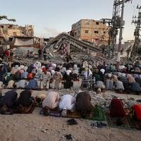 Palestinci klanjali bajram-namaz među ruševinama u Gazi

