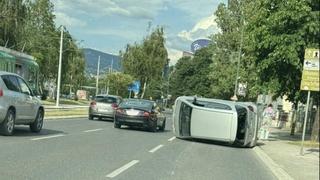 Krš i lom u Sarajevu: Automobil se prevrnuo na Pofalićima