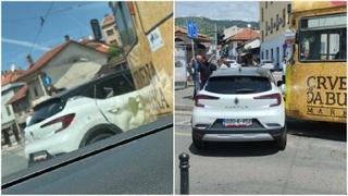 Saobraćajna nesreća na Baščaršiji: U iznajmljenom automobilu stranci naglo skrenuli, udario ih tramvaj