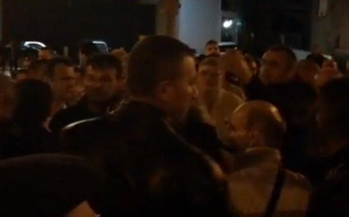 Drama na Hrasnom Brdu: Građani nasrnuli na načelnika Koldžu! (VIDEO)