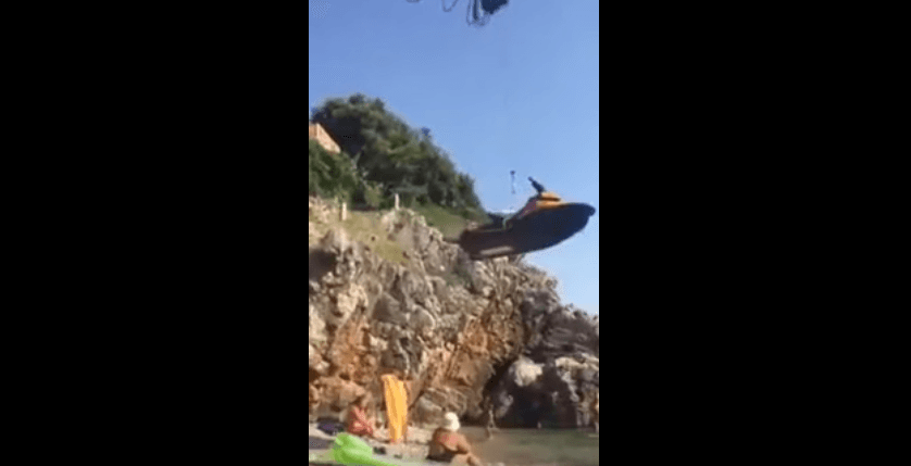 Samo u Baru: Ruski turista sajlom spušta skuter u vodu