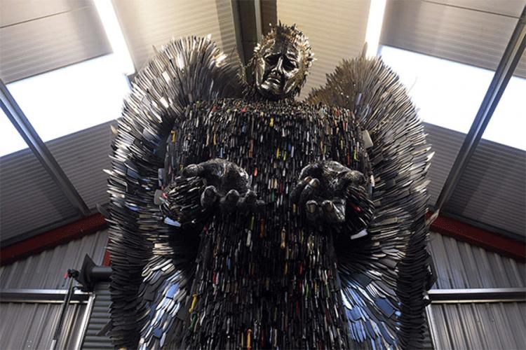 Skulptura anđela napravljena od 100.000 noževa