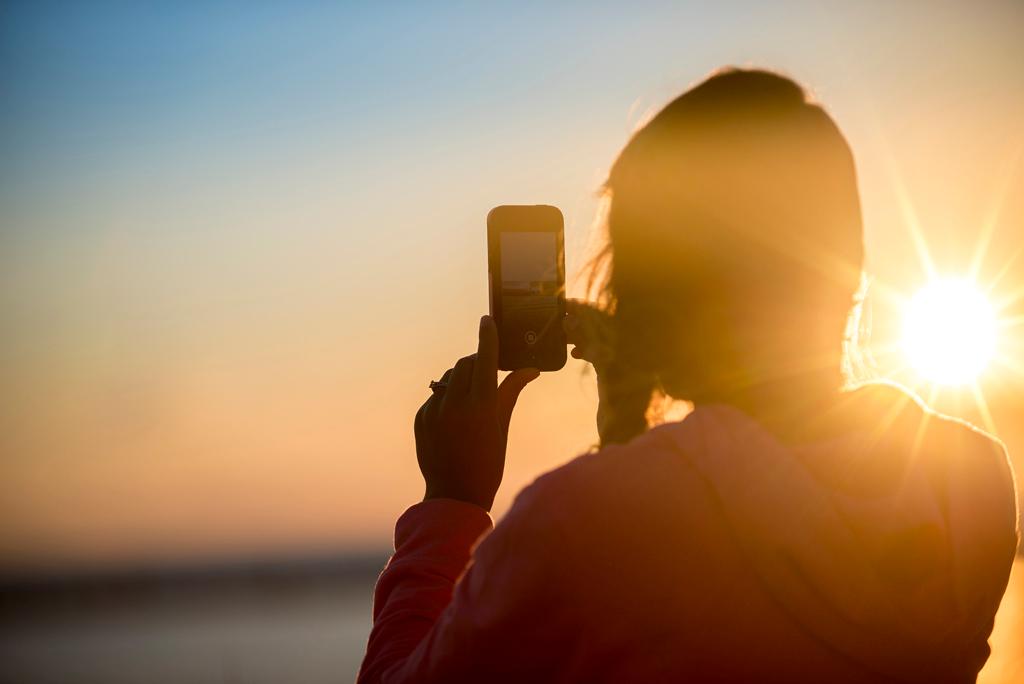 Sunce prži na plaži: Ovako ćete lakše koristiti telefon na suncu
