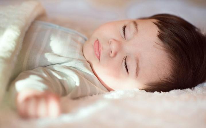 Daily Mail Online: Zašto vašoj bebi kvalitetan san pomaže da nauči pričati