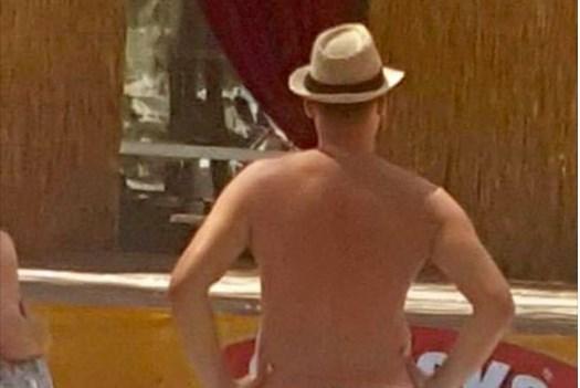 Kupači u Primoštenu podivljali zbog uzorka na kupaćim gaćama ovog muškarca