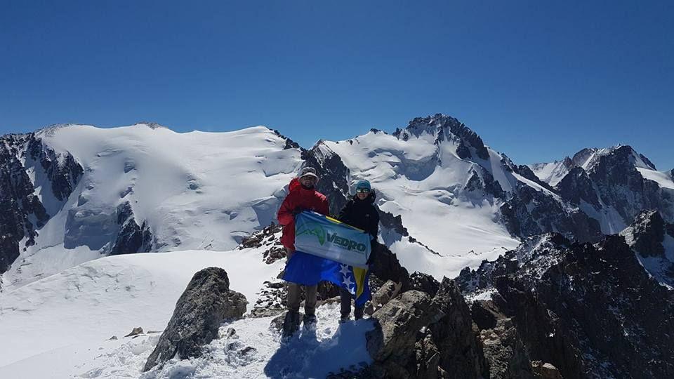 Sa zastavom BiH na vrhu Učitelj, na 4.530 metara nadmorske visine - Avaz