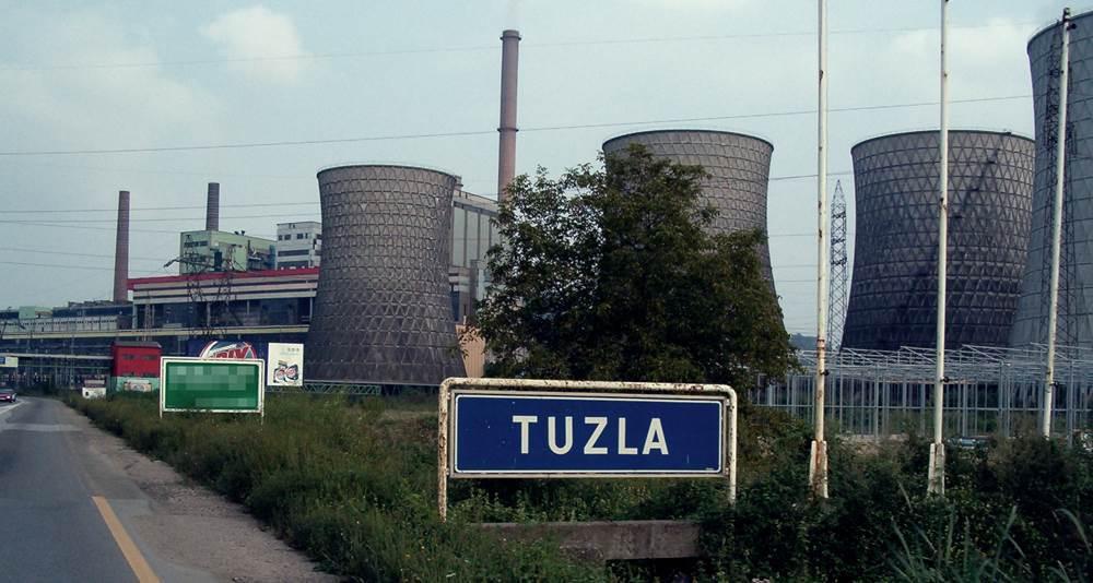 Naselje se nalazi u neposrednoj blizini TE Tuzla - Avaz