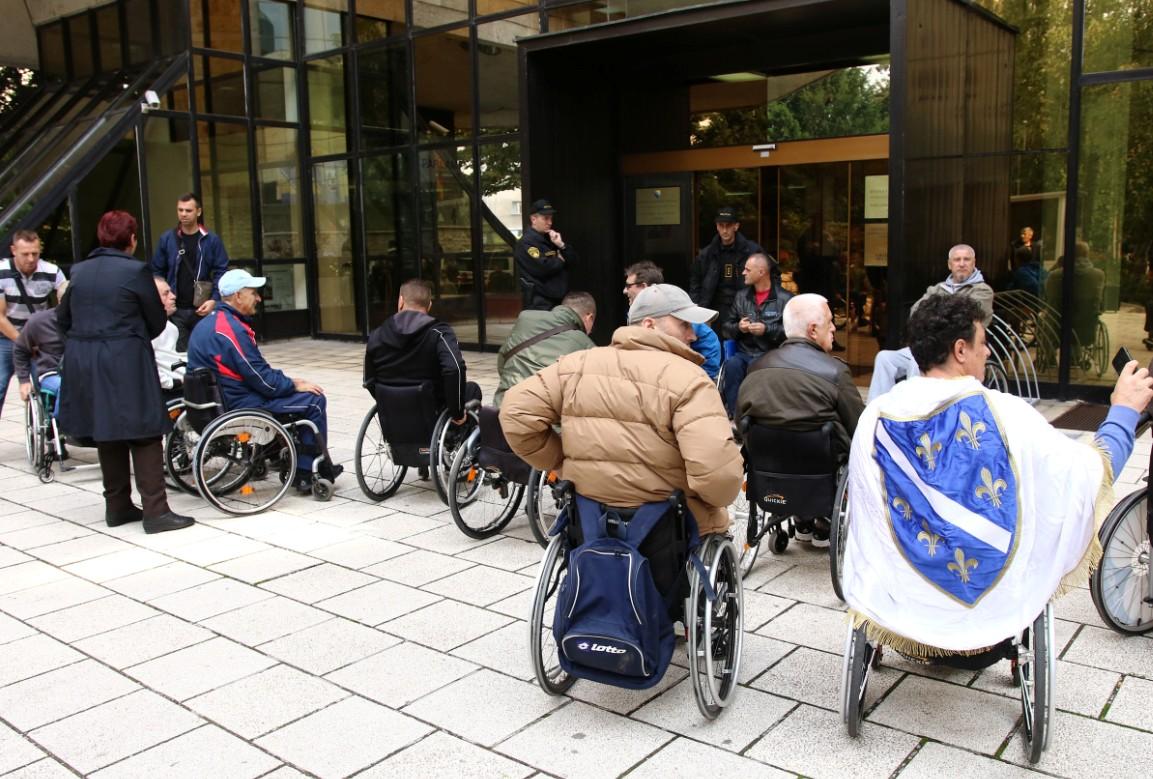 Paraplegičari ispred Parlamenta FBiH podsjetili vlast na svoje zahtjeve