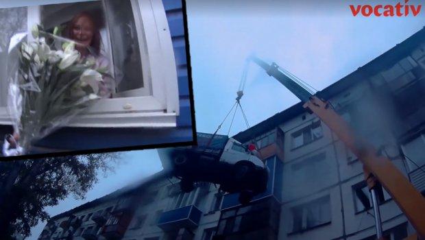 Iz Rusije sa ljubavlju: Rusa u kamionu kran popeo do prozora svoje bivše dok je saksofonista svirao njihovu omiljenu pesmu