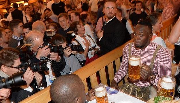 Usein Bolt se pojavio u javnosti s kriglom piva: Svjetska zvijezda u opuštenom izdanju