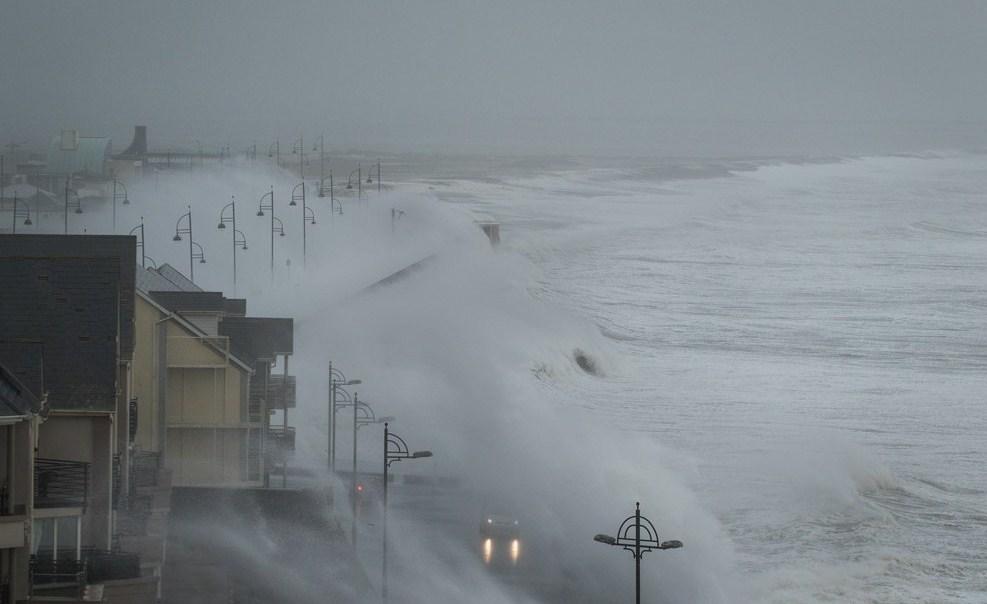 Irska odsječena od svijeta tokom uragana Ofelija, a tek slijedi najgore u narednim satima