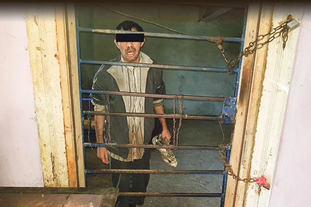 Otac bolesnog sina već sedam godina drži u kavezu