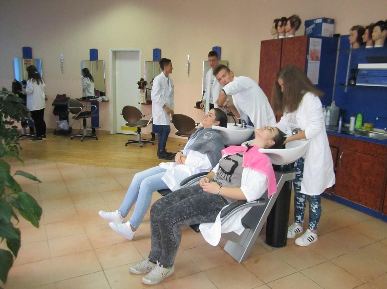 U frizerskom salonu đaci vježbaju feniranje i šišanje - Avaz