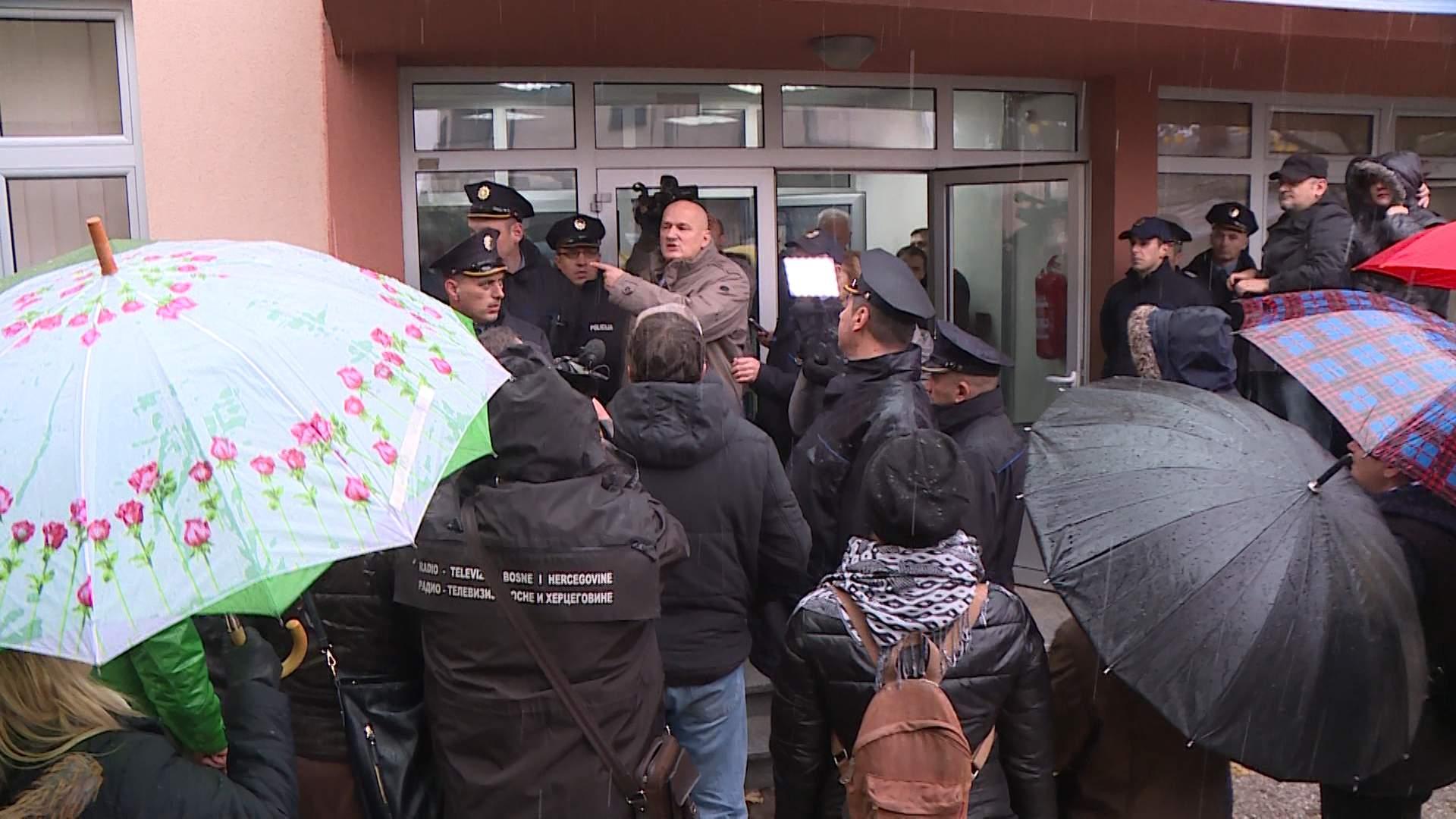 Dnevni red Skupštine USK "pao" na kantonalnoj bolnici, radnici protestirali