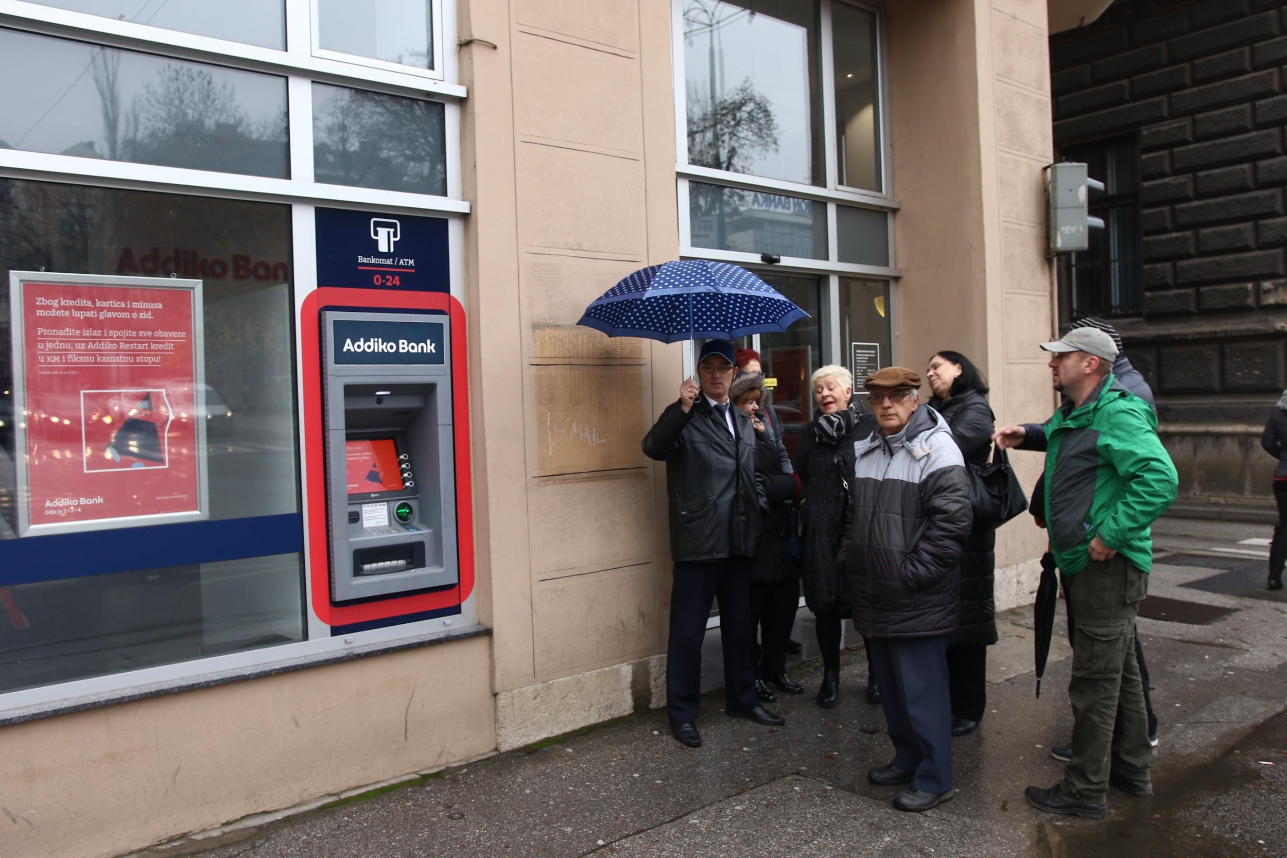 Zbog protesta zatvorene poslovnice Addiko banke u Sarajevu