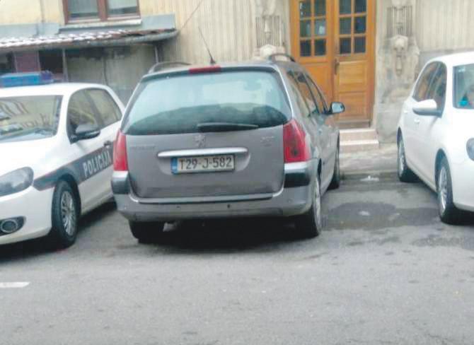 Hodžićev Peugeot na policijskom parkingu - Avaz